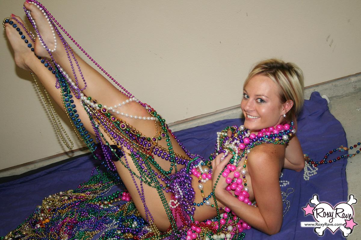 Pictures of teen Roxy Rave covered in beads #59880363