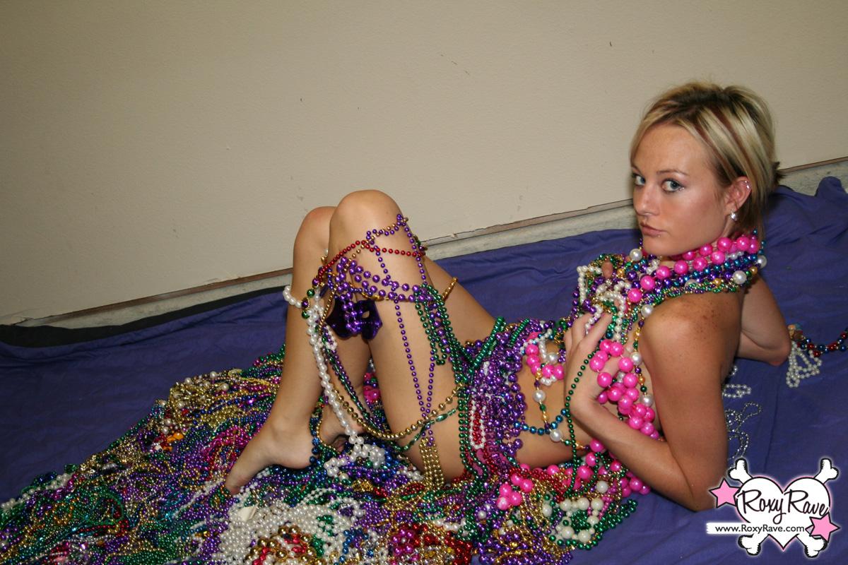Pictures of teen Roxy Rave covered in beads #59880374