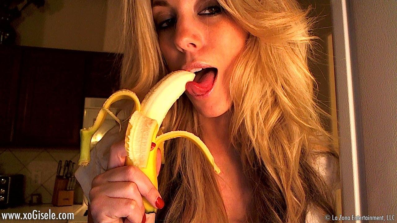 xoGisele shows her her blow job skills to a lucky banana #59099256