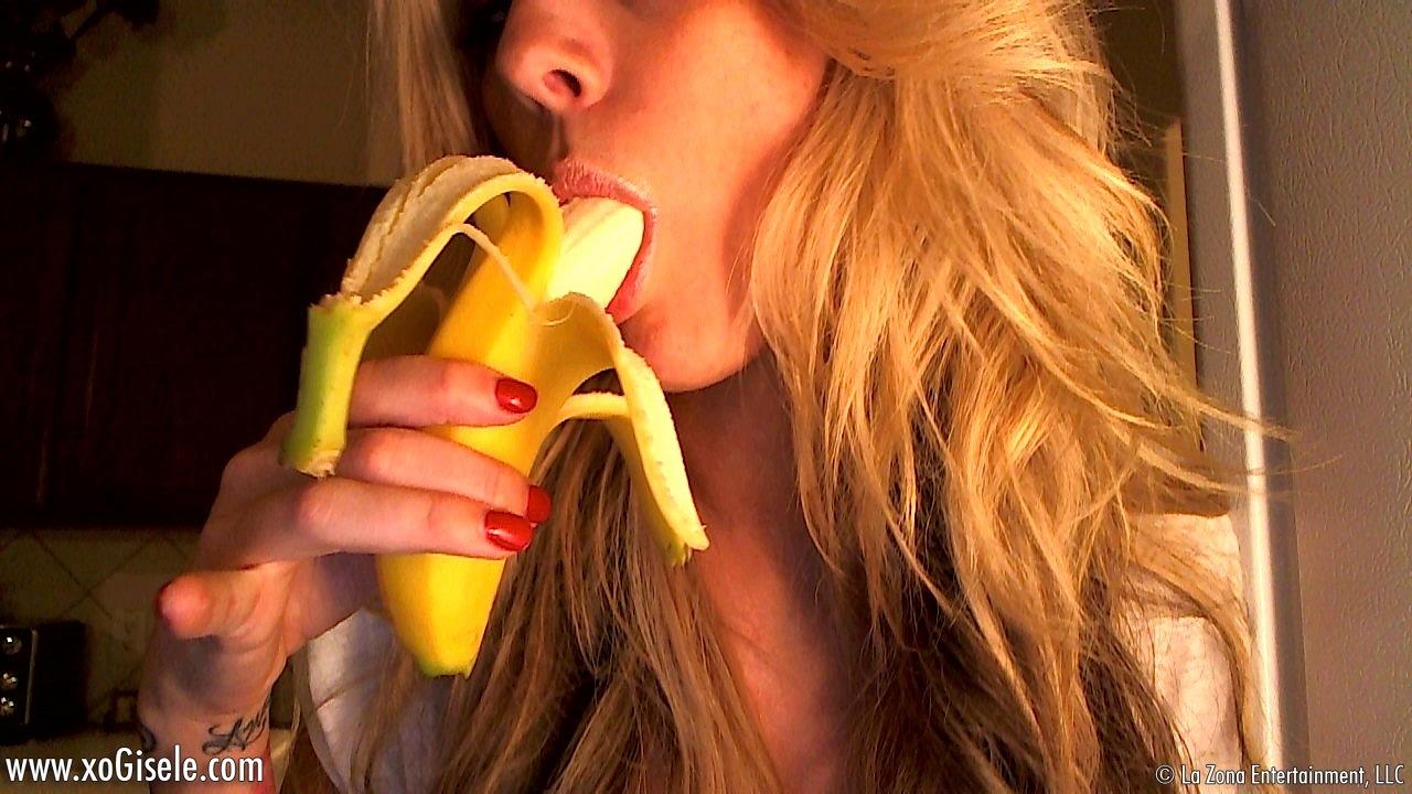 Xogiseleは、幸運なバナナにフェラチオのスキルを披露する。
 #59099272