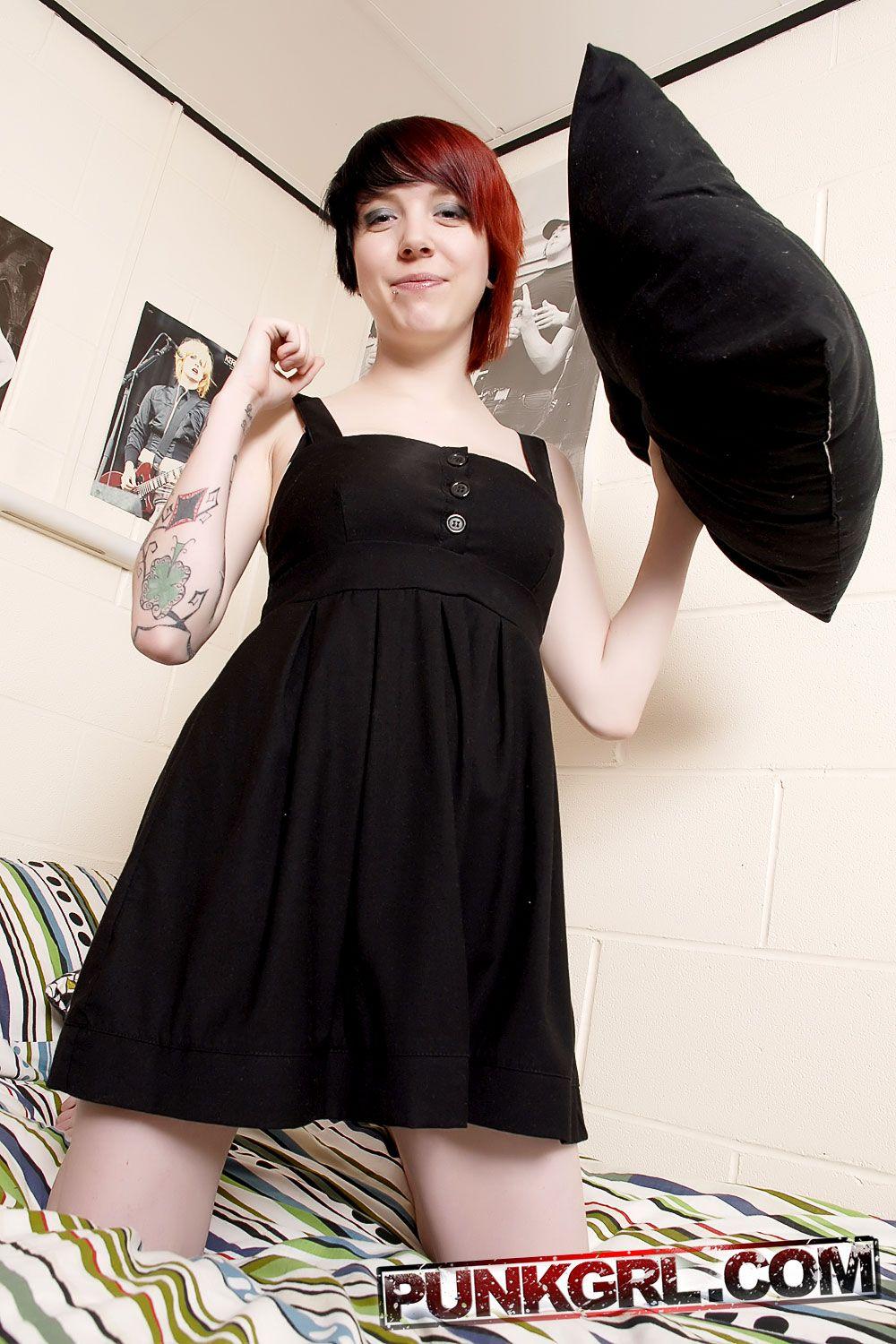 Photos de Cassie, jeune punk, se mettant à poil dans son dortoir
 #60761182