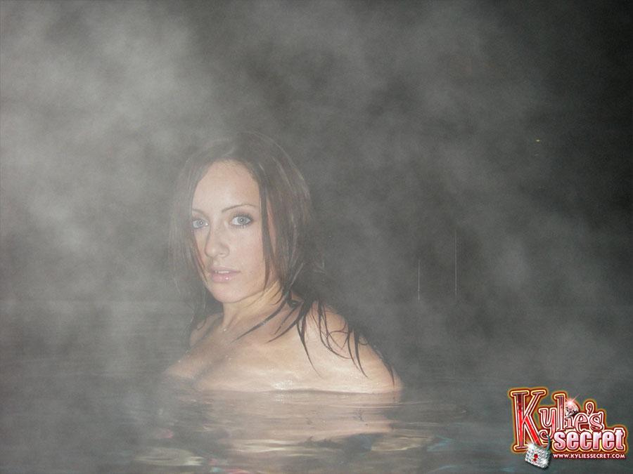 Kylie se burla de su cuerpo bajo el agua
 #58792950