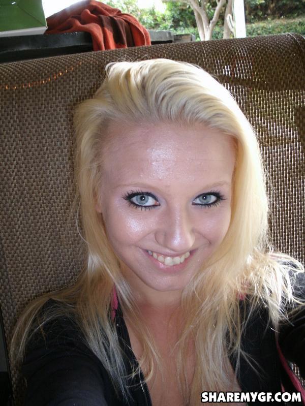 Vollbusige blonde Amateurin macht Fotos von ihrem hübschen Gesicht und ihren großen Brüsten
 #60797681