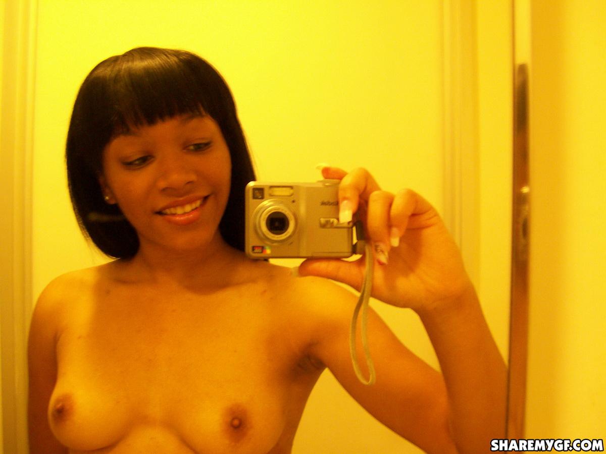 Une jeune femme lesbienne coquine prend des selfies de son corps nu.
 #60796657