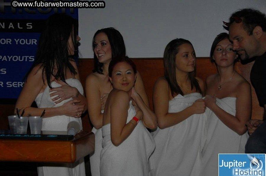 Fotos de chicas jóvenes siendo traviesas en una fiesta
 #53709269
