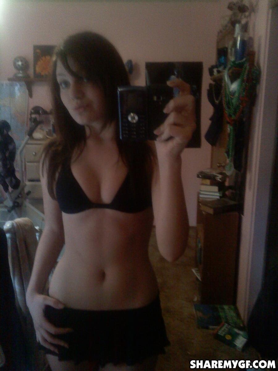 Une jeune fille rousse partage des selfies et des photos de son corps chaud.
 #60795969