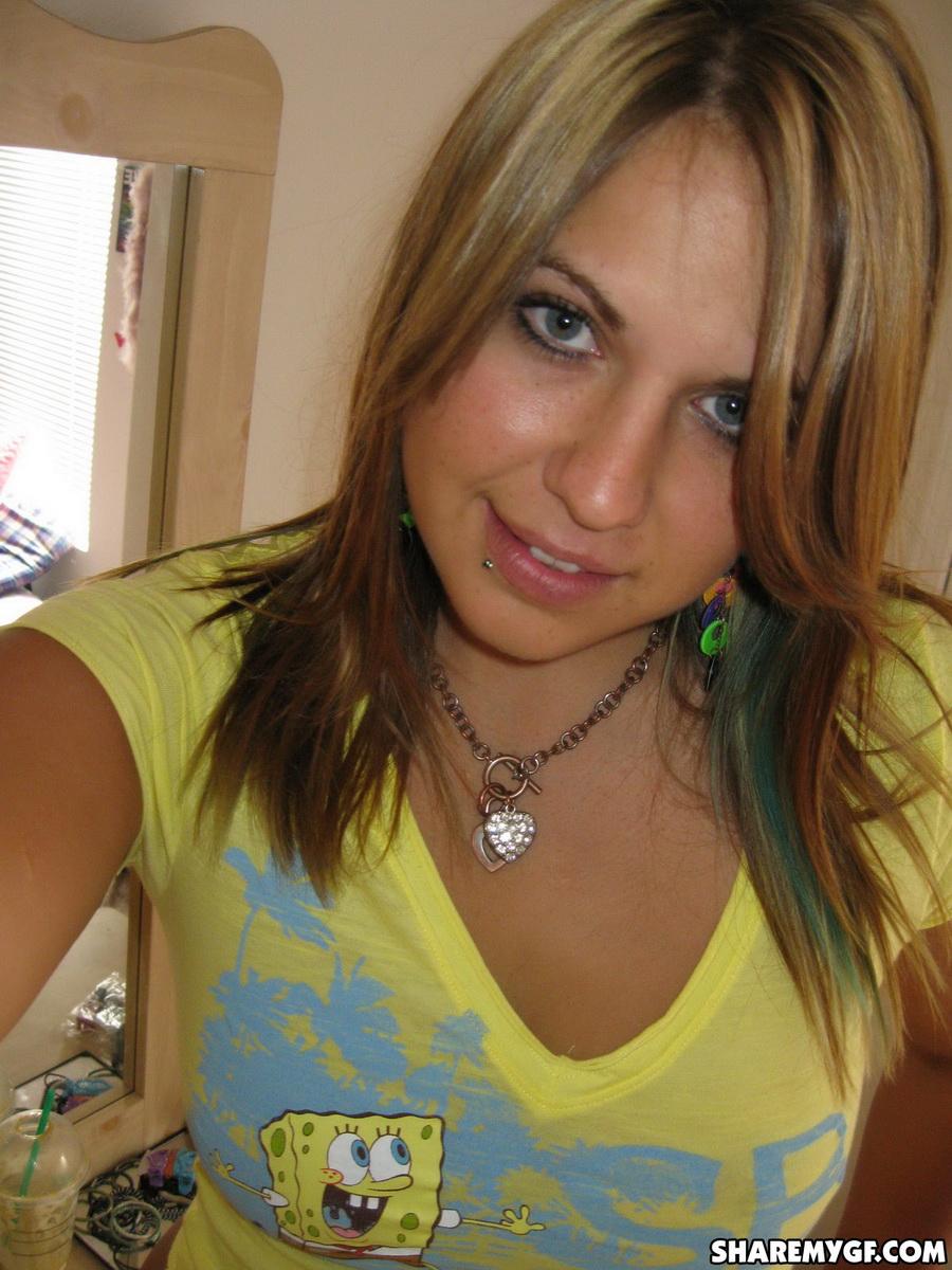 Une jeune étudiante sexy montre ses seins pour vous dans des selfies
 #60795790