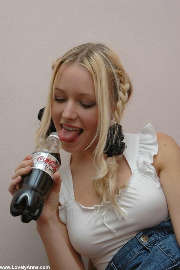 Ana se bebe una coca cola en calcetines y bragas
 #59105602