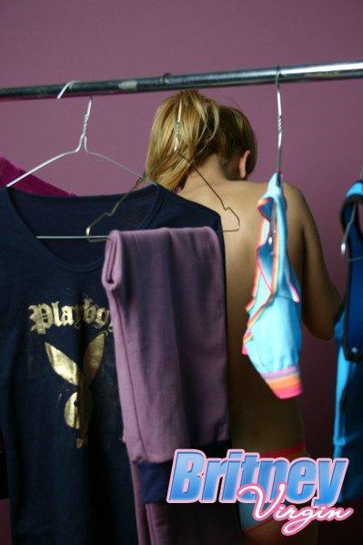 Photos de la star jeune britney virgin teasing en culotte
 #53533402
