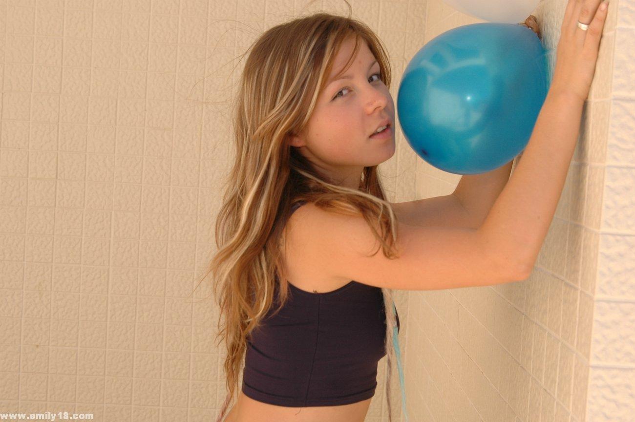Süße emily spielt mit einem blauen Luftballon
 #54212492