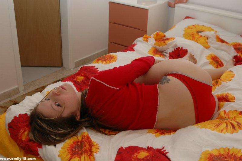 Immagini di ragazza giovane Emily 18 teasing nelle sue mutandine rosse
 #54188326