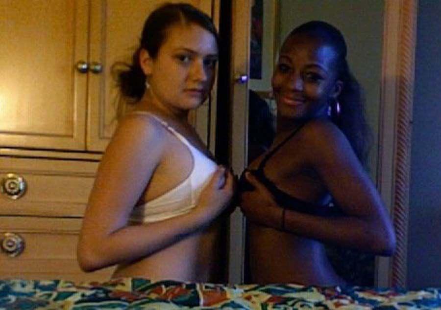 Bilder von lesbischen Freundinnen, die es treiben
 #60651367