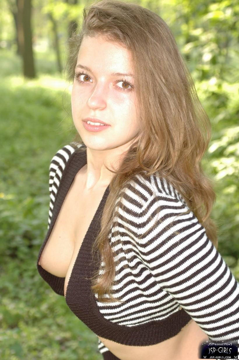 Immagini di Sarah teenager tedesca che prende in giro fuori
 #54451044