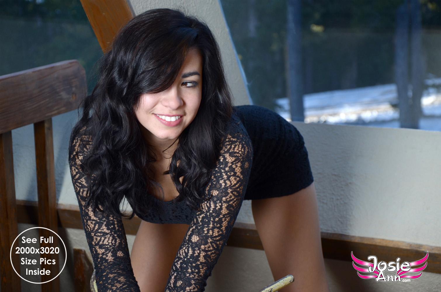 Brunette hottie josie ann wird heiß und zieht ihr kleines schwarzes Kleid aus
 #55650527