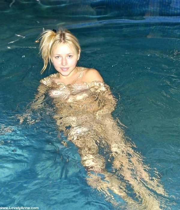 Anne nadando en la piscina
 #59104157