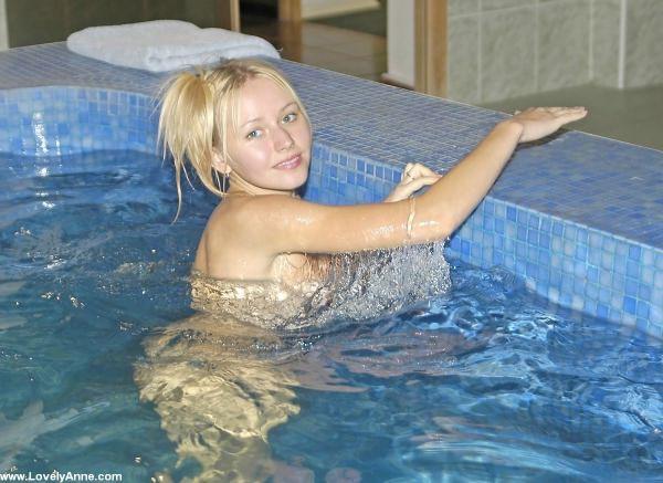 Anne nageant dans la piscine
 #59104167