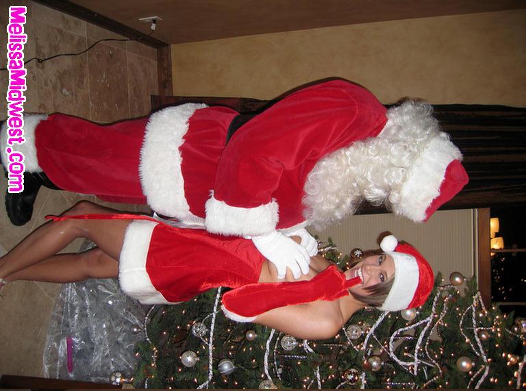 Immagini di melissa midwest ottenere il suo regalo da Santa Clausola
 #59493323