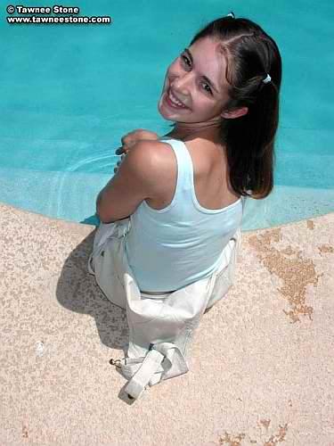 Tawnee desnuda en una piscina
 #60065059