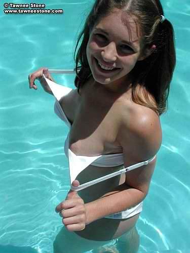 Tawnee desnuda en una piscina
 #60065109