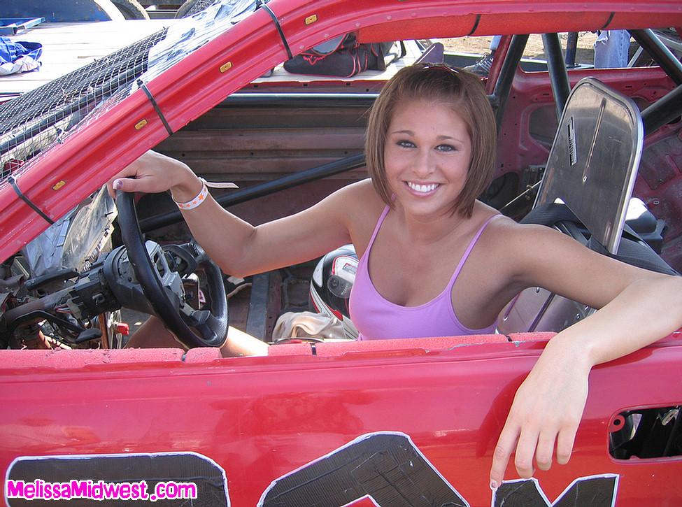十代のアマチュアメリッサミッドウェストの写真は、彼女のレースカーで裸取得
 #59492023