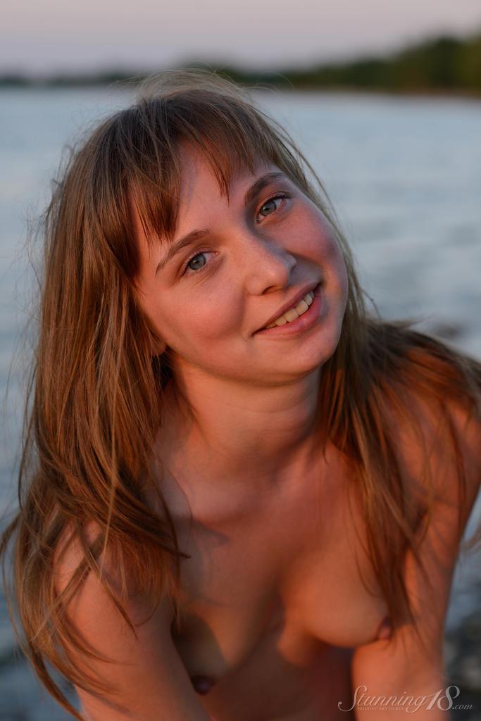 Hübsche Studentin Jenny D strippt nackt für Sie am Strand in "Sonnenuntergang"
 #55346296