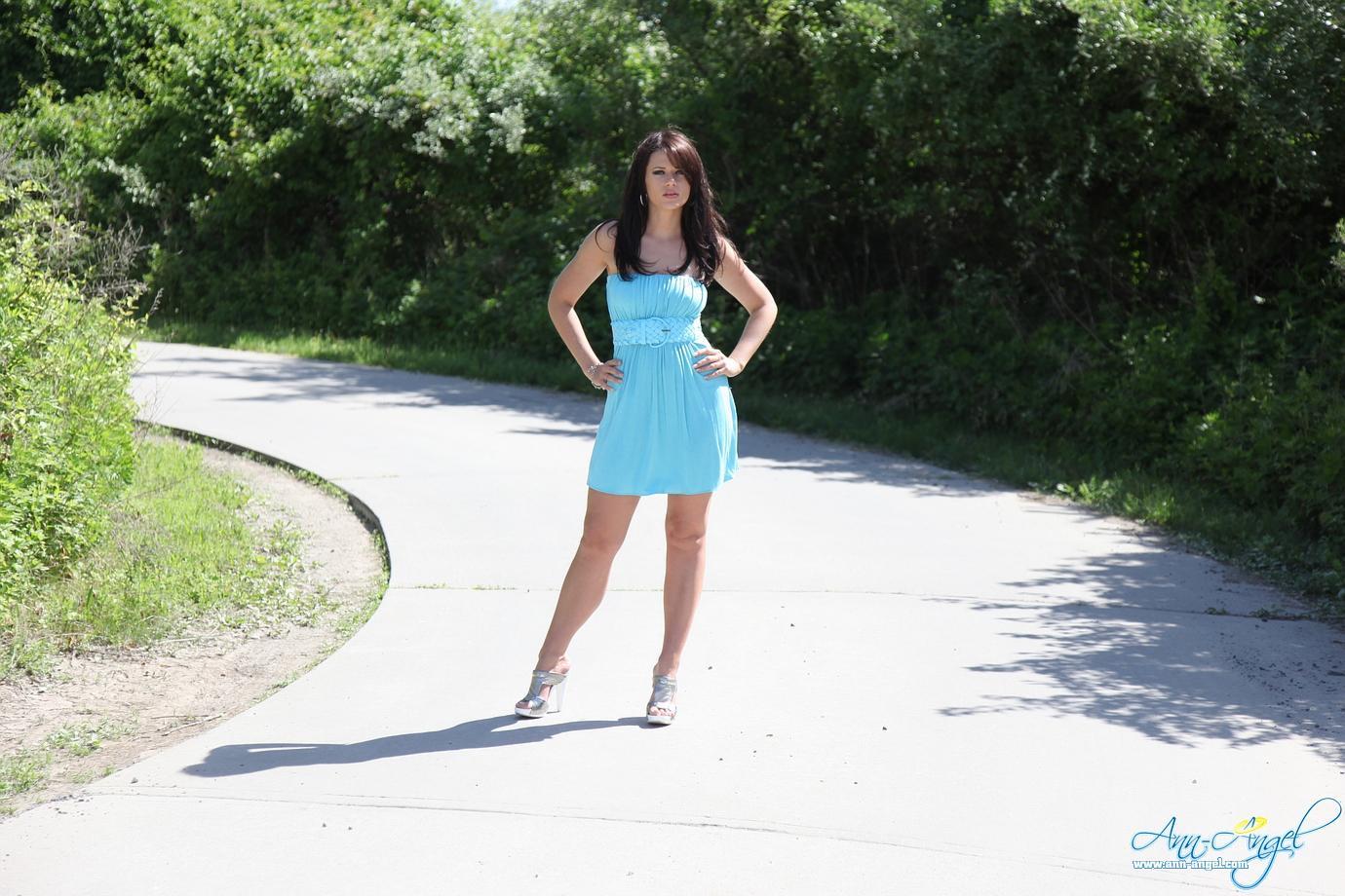 Ann angel se burla en un vestido azul sexy fuera
 #53215494