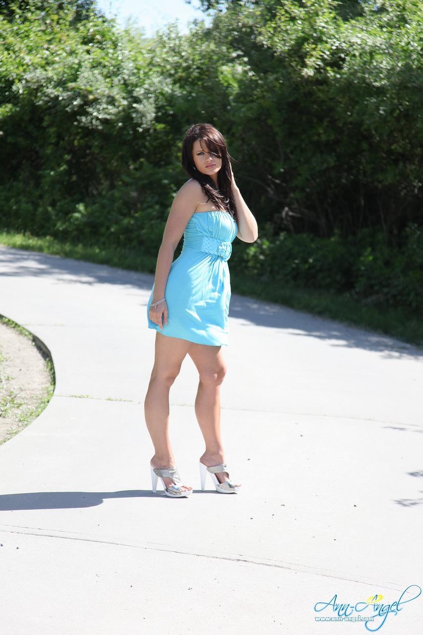 Ann Angel neckt in einem sexy blauen Kleid draußen
 #53215547