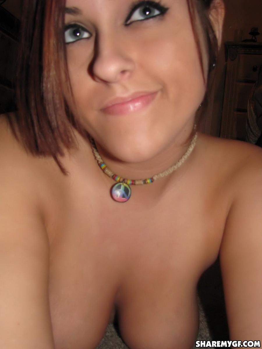 Brunette babe roxy belladonna prende foto sexy del suo corpo nudo
 #59879430