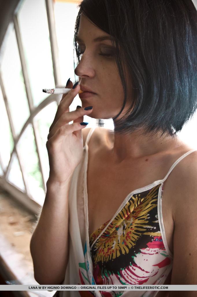 La modella sexy lana w fuma una sigaretta e accarezza la sua figa stretta
 #60860935