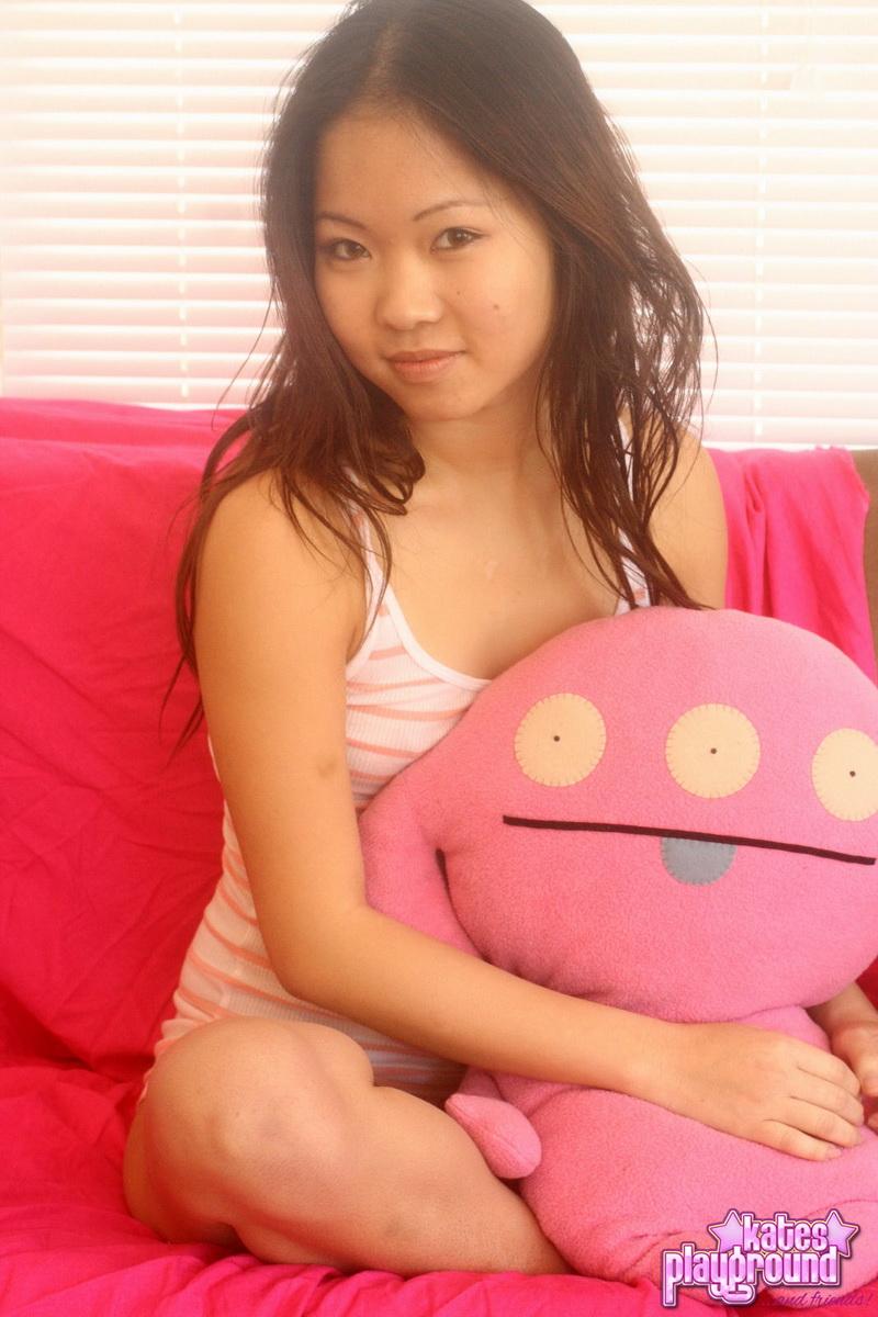 Asian cutie Grace neckt mit ihrem engen kleinen Arsch in einem winzigen roten und rosa Tanga
 #54583016