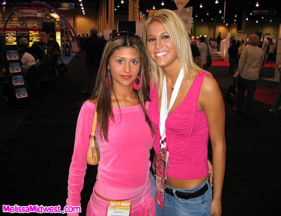 Melissa en una convención porno
 #59495254