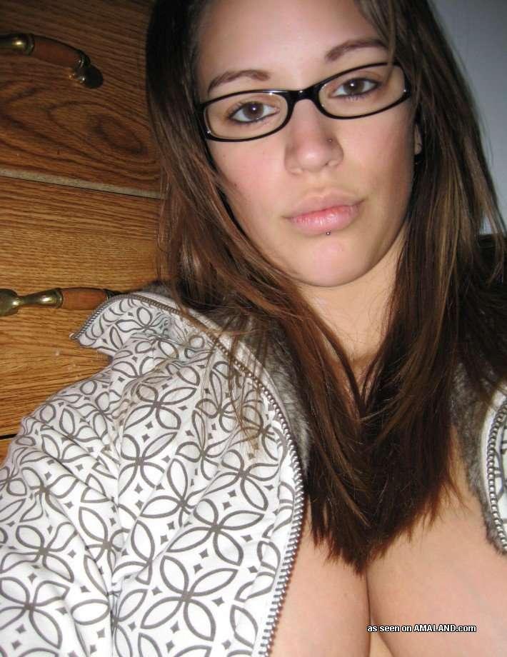 Belle collection de selfpics d'une jeune femme sexy à forte poitrine.
 #61965412