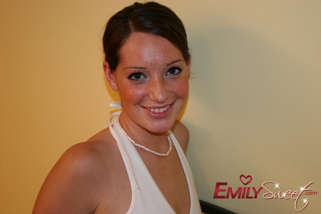 Bilder von Teenie-Porno-Amateurin Emily Sweet, die zu Hause Spaß mit sich selbst hat
 #54240526