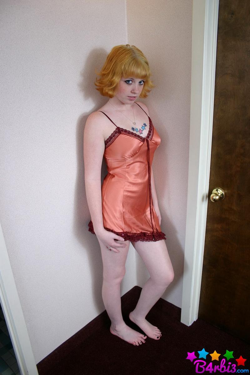 Perky babe barbie si spoglia della sua lingerie di raso arancione esponendo le sue tette perfette
 #53414230