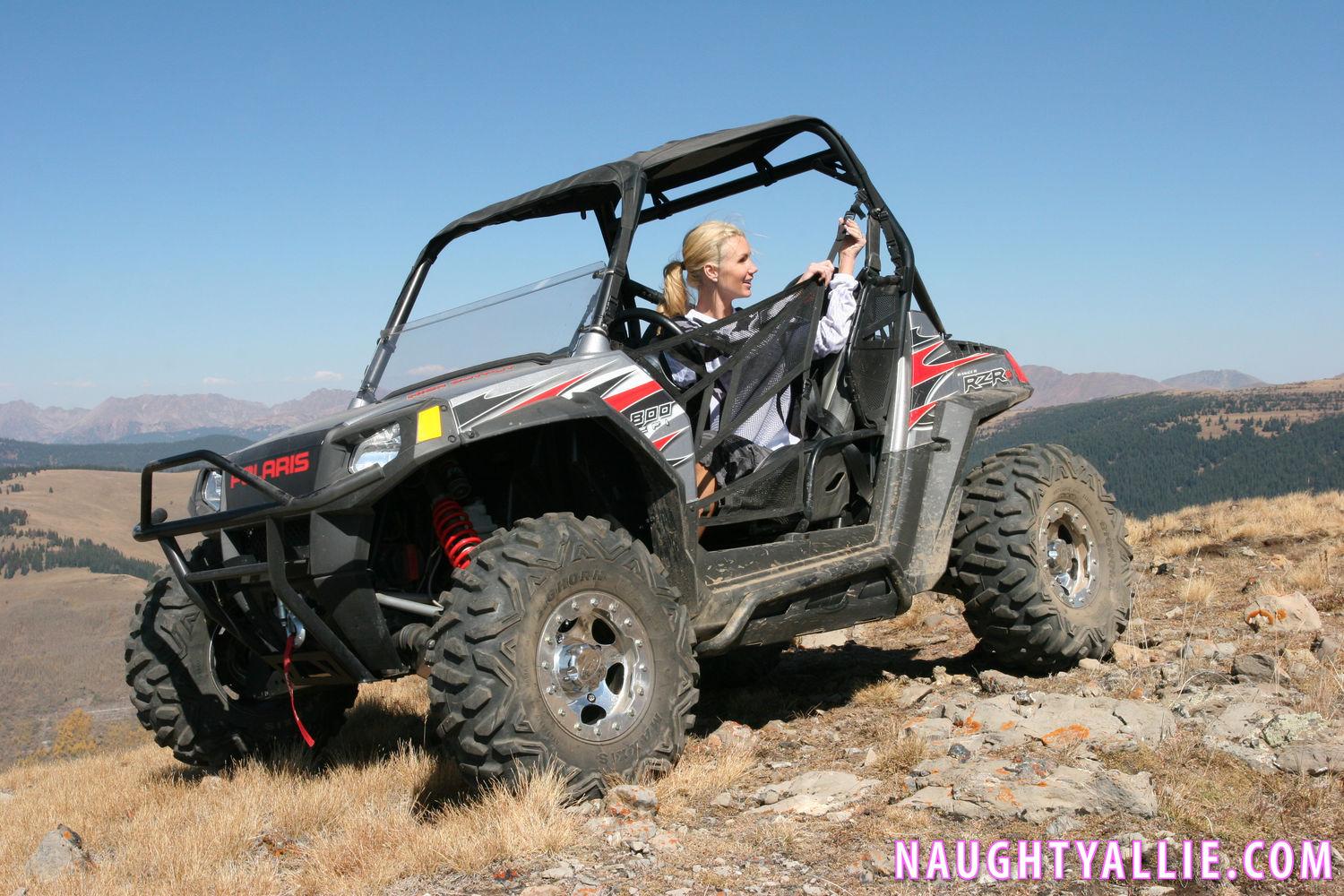 Blonde babe naughty allie bekommt nackt während off-roading
 #59709814