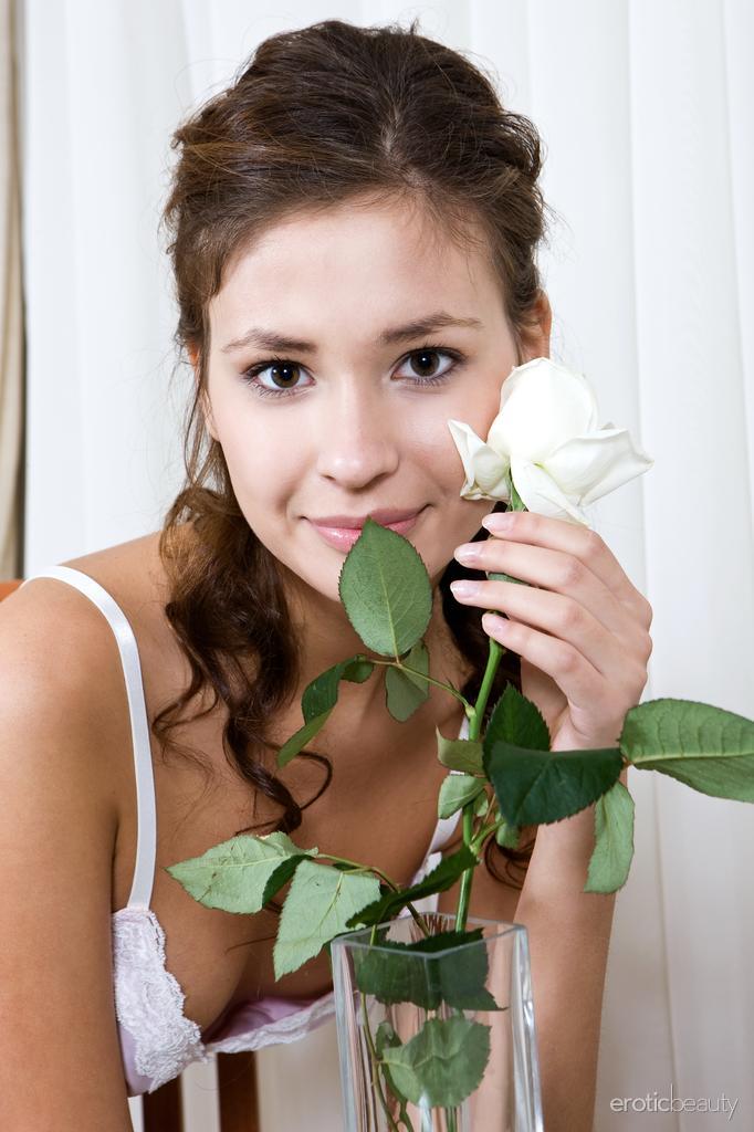 見事な女の子irina jは彼女のかわいい花を示しています。
 #54909002