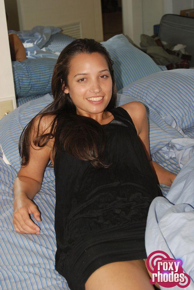 Fotos de la joven roxy rhodes mostrando su hermoso coño
 #59880464