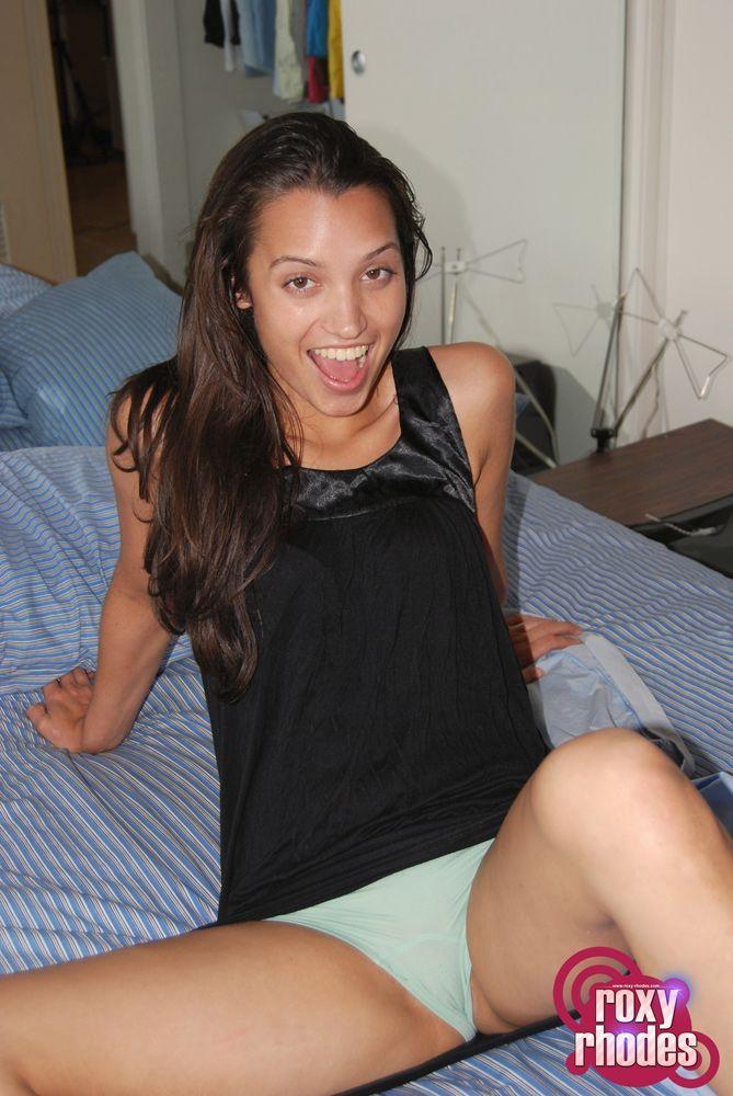 Fotos de la joven roxy rhodes mostrando su hermoso coño
 #59880489