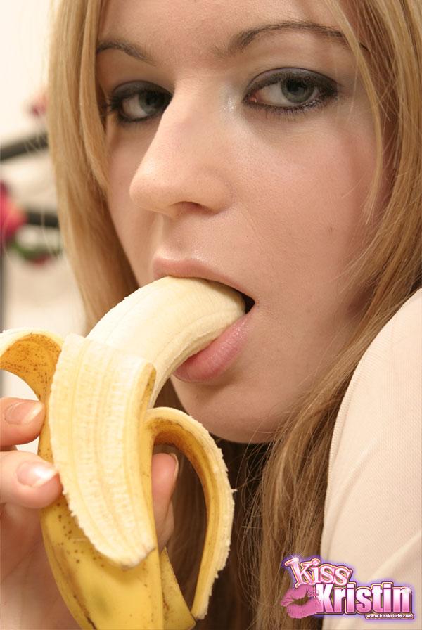 L'adolescente calda Kristin succhia una banana nelle sue calze a rete
 #58755166