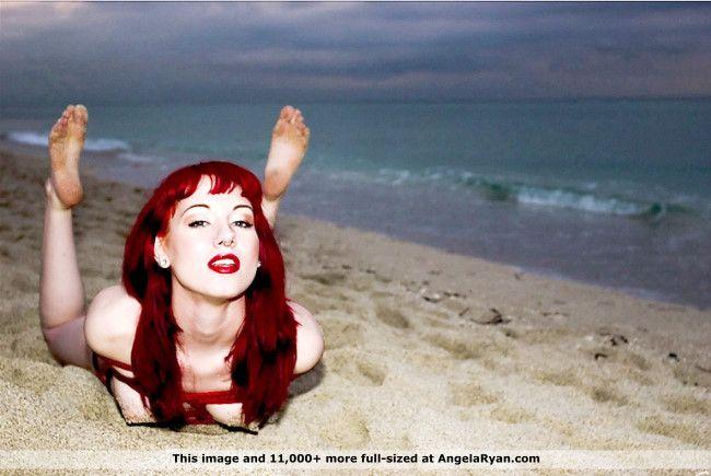 Photos de la jeune angela ryan en train de s'éclater sur une plage
 #53181511
