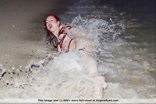 Immagini di angela ryan ragazza giovane ottenere kinky su una spiaggia
 #53181639