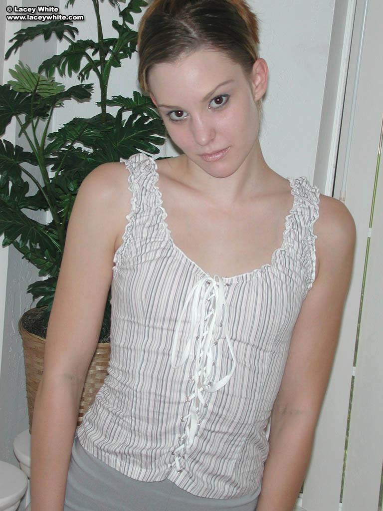 Bilder von lacey white blinkt ihre Titten
 #58802096