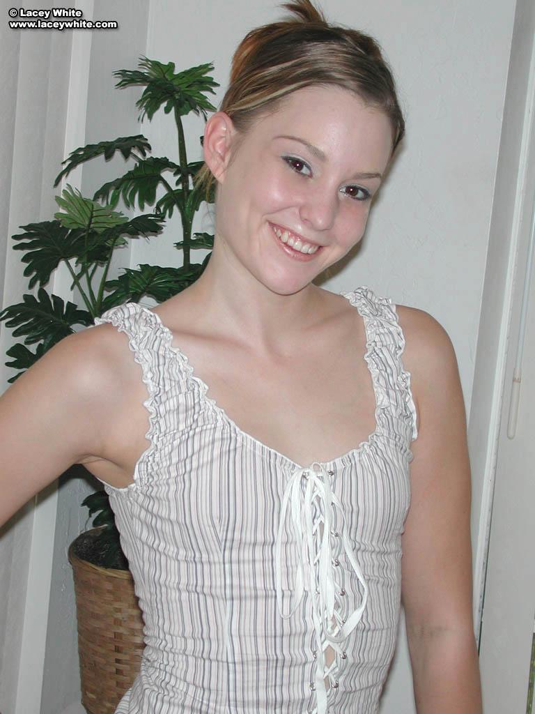 Bilder von lacey white blinkt ihre Titten
 #58802145