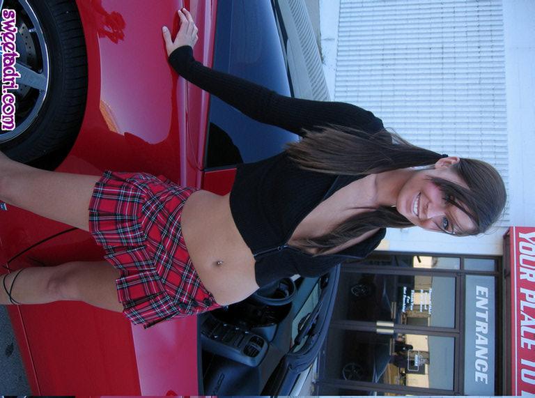 Adrienne en un coche como una colegiala sexy
 #52913800