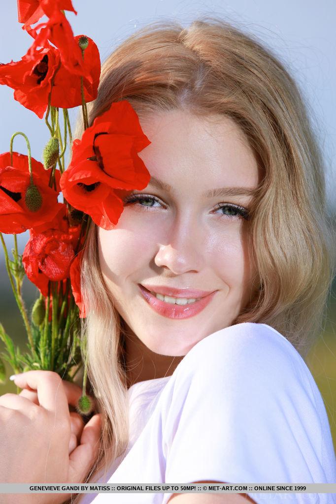 La splendida teenager bionda genevieve gandi mostra la sua figa rosa in "edilyr #54465134