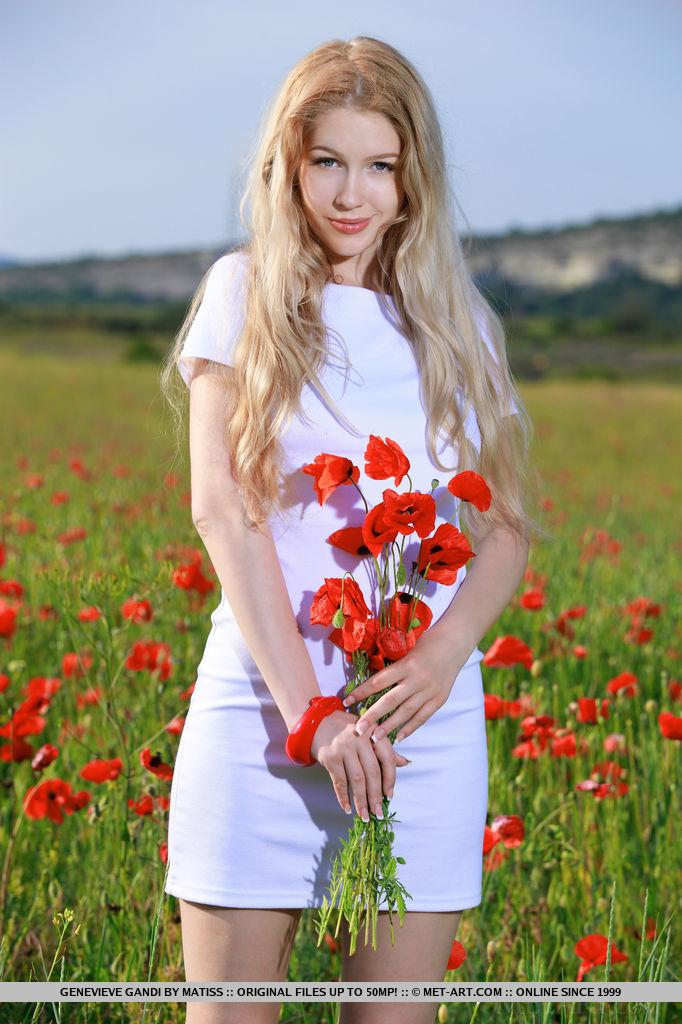Atemberaubende blonde teen genevieve gandi zeigt ihre rosa pussy in "edilyr"
 #54465153