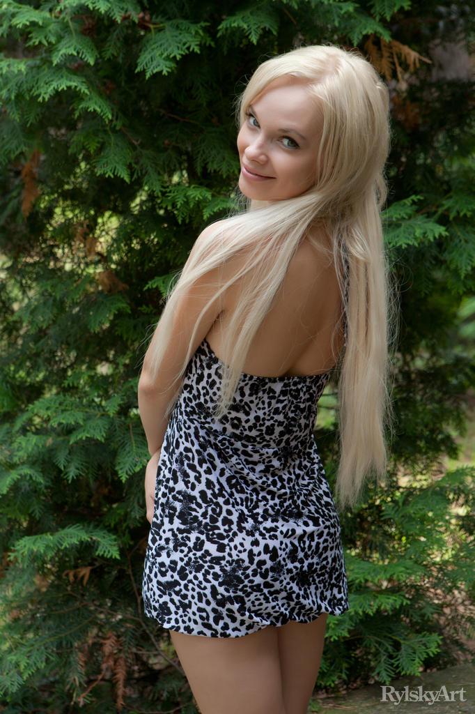 L'étonnante jeune blonde feeona a soulève sa robe pour vous offrir sa petite chatte.
 #54363986