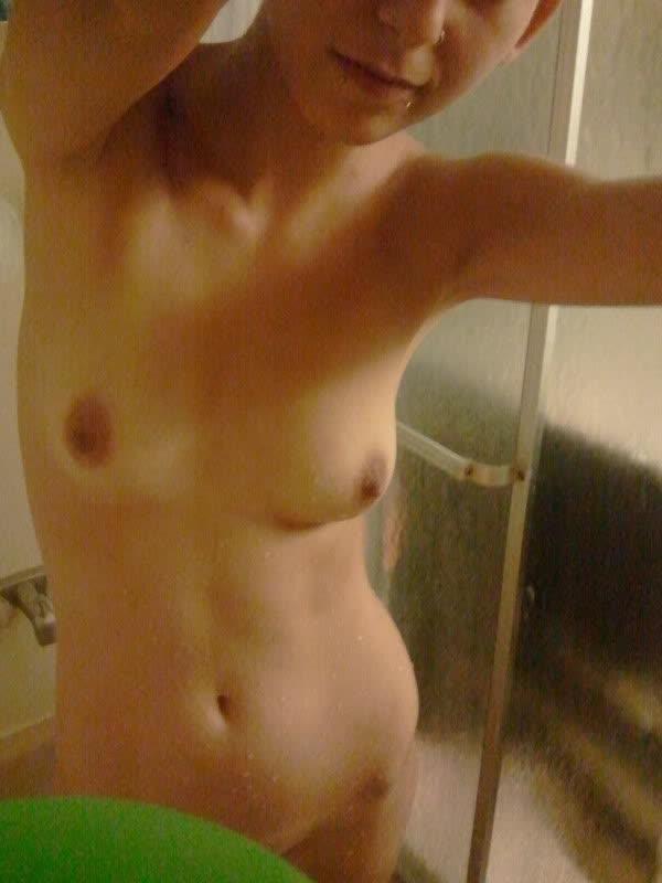 Gf bruna in posa nuda mentre si fotografa a casa
 #60809711