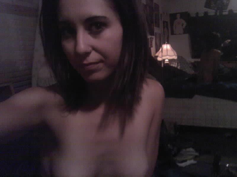 Gf bruna in posa nuda mentre si fotografa a casa
 #60809732