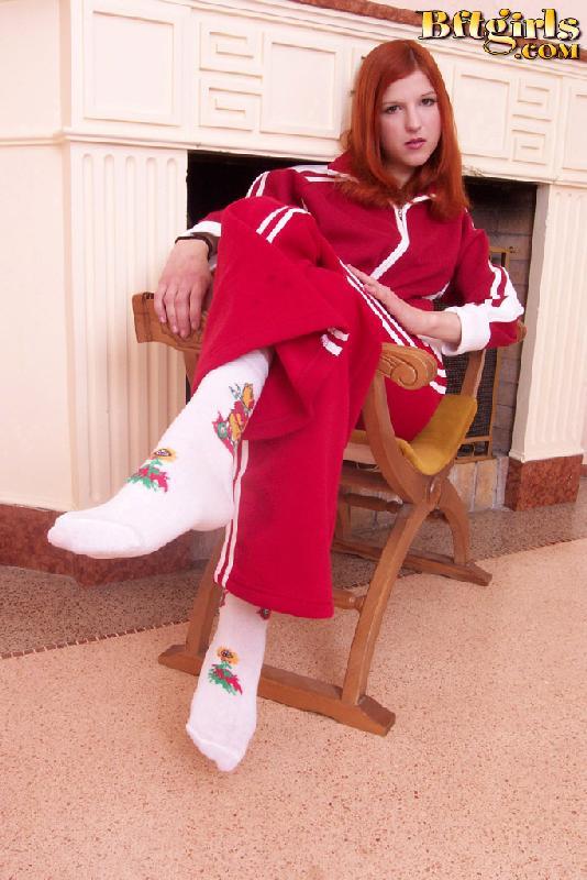 Schöner rothaariger Teenager zieht sich aus ihrem Trainingsanzug aus und zeigt ihre hübschen Fußsohlen
 #60254088